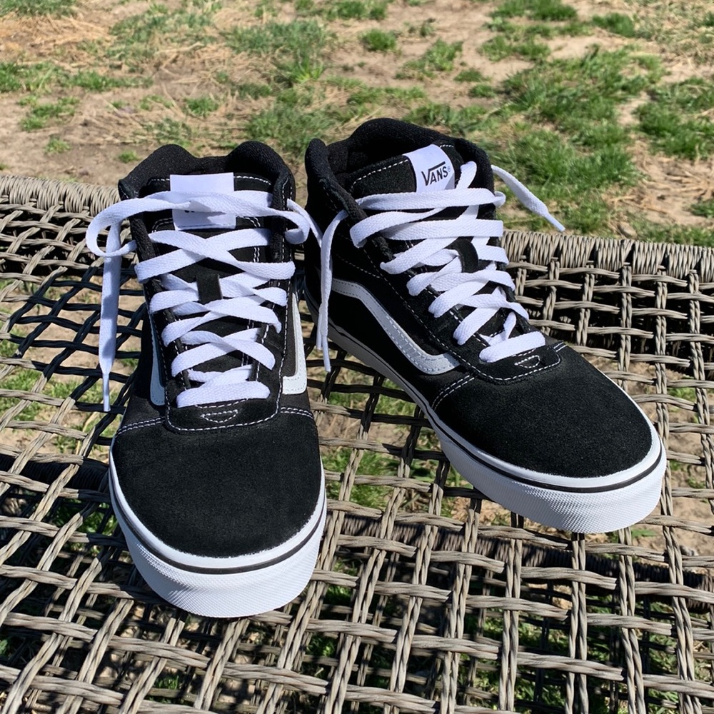 US 6 Boys Youth Black Hightop Vans